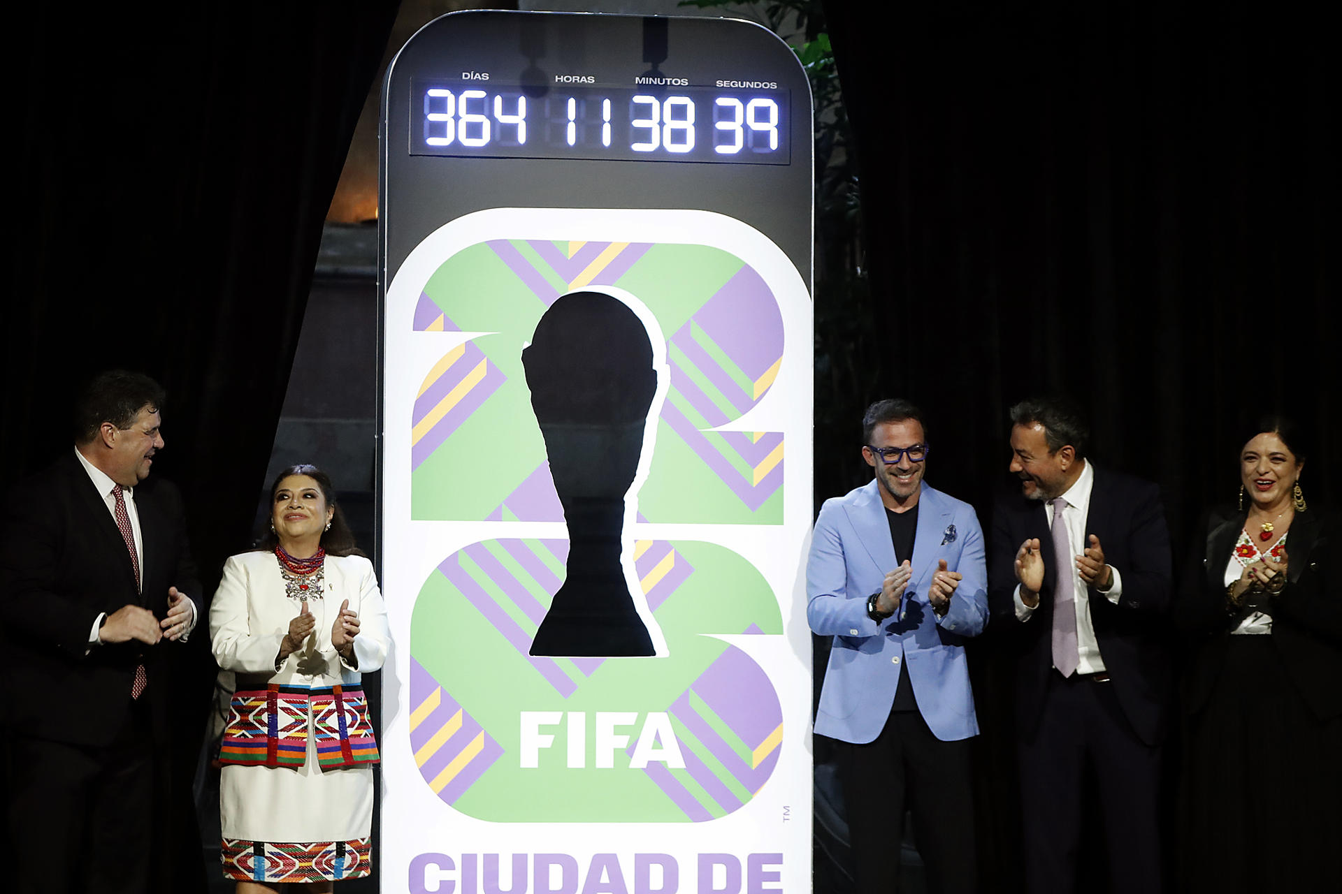 Desde la izquierda, el director del estadio Banorte, Félix Aguirre; la Jefa de Gobierno de la Ciudad de México, Clara Brugada; el exfutbolista italiano Alesandro del Piero; el director de FIFA México, Jurgen Mainka y la secretaria de Turismo de la Ciudad de México, Alejandra Fraustro, asisten a la develación del reloj de la Copa Mundial de la FIFA 2026 este miércoles, en Ciudad de México (México). EFE /Mario Guzmán