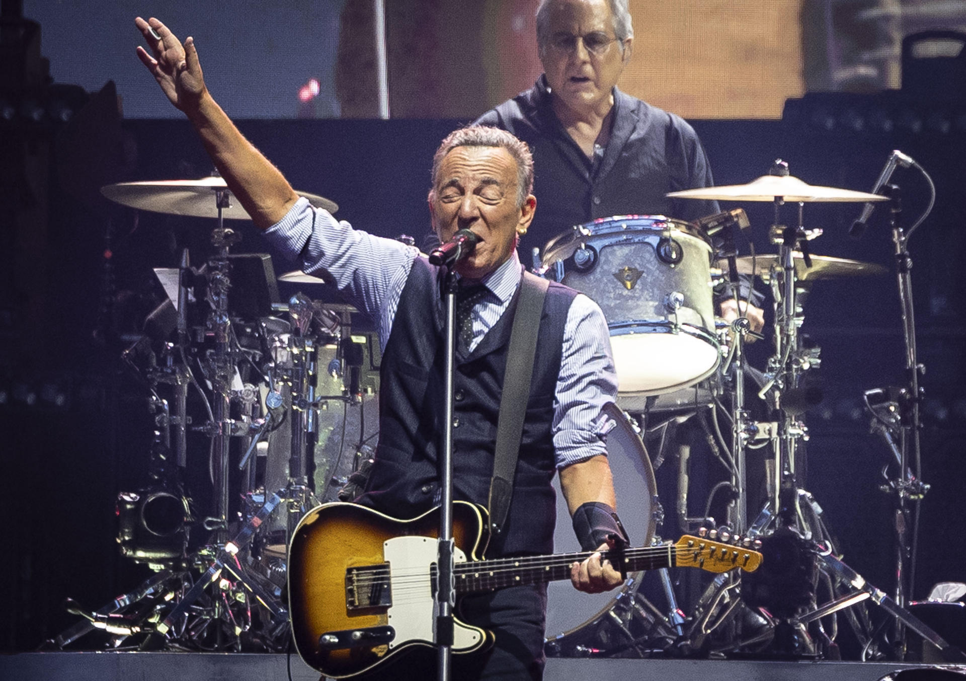El músico estadounidense Bruce Springsteen durante el concierto que ofrece con la E Street Band este sábado en el estadio de Anoeta, en San Sebastián. EFE/Javier Etxezarreta