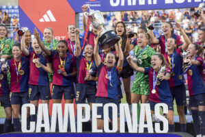 Las jugadoras del FC Barcelona celebran su victoria en la final de la Copa de la Reina disputada FC Barcelona y Atlético de Madrid, este sábado en el estadio de El Alcoraz, en Huesca. El FC Barcelona se ha impuesto al equipo madrileño por 2-0. EFE/Javier Blasco