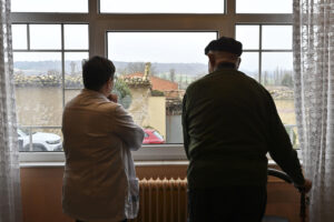 Luis Merino (i), de 98 años, uno de los primeros vacunados contra el Covid en Castilla y León y Mari Bilbao (d) supervisora de la residencia de Cevico de la Torre. EFE/Archivo/ Almudena Álvarez