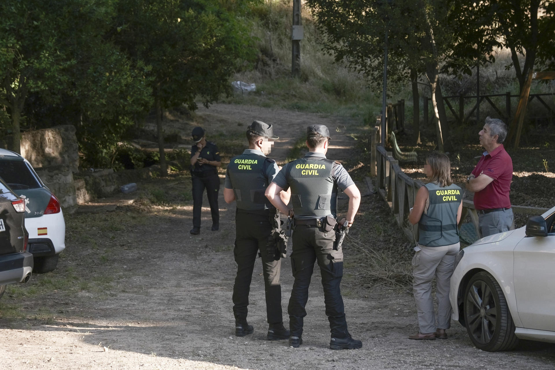 La Guardia Civil ha hallado este miércoles el cuerpo sin vida de una mujer de 41 años en Ruguilla, una pedanía perteneciente a Cifuentes (Guadalajara), que en espera de la indentificación podría corresponder al de la desaparecida desde hace una semana en esa zona. EFE/Nacho Izquierdo