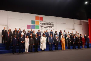 El rey Felipe VI (c-i) y la reina Letizia (d, de espaldas); la presidenta de la Comisión Europea, Ursula Von der Leyen (c-d); el presidente del Gobierno español, Pedro Sánchez (i, de espaldas); el emir de Catar, el jeque Tamim Bin Hamad Al-Thani (i), y el primer ministro nepalí, Khadga Prasad Oli (d), durante la cena de gala ofrecida este domingo a los líderes mundiales que asisten a la IV Conferencia Internacional sobre Financiación para el Desarrollo. EFE/Chema Moya POOL