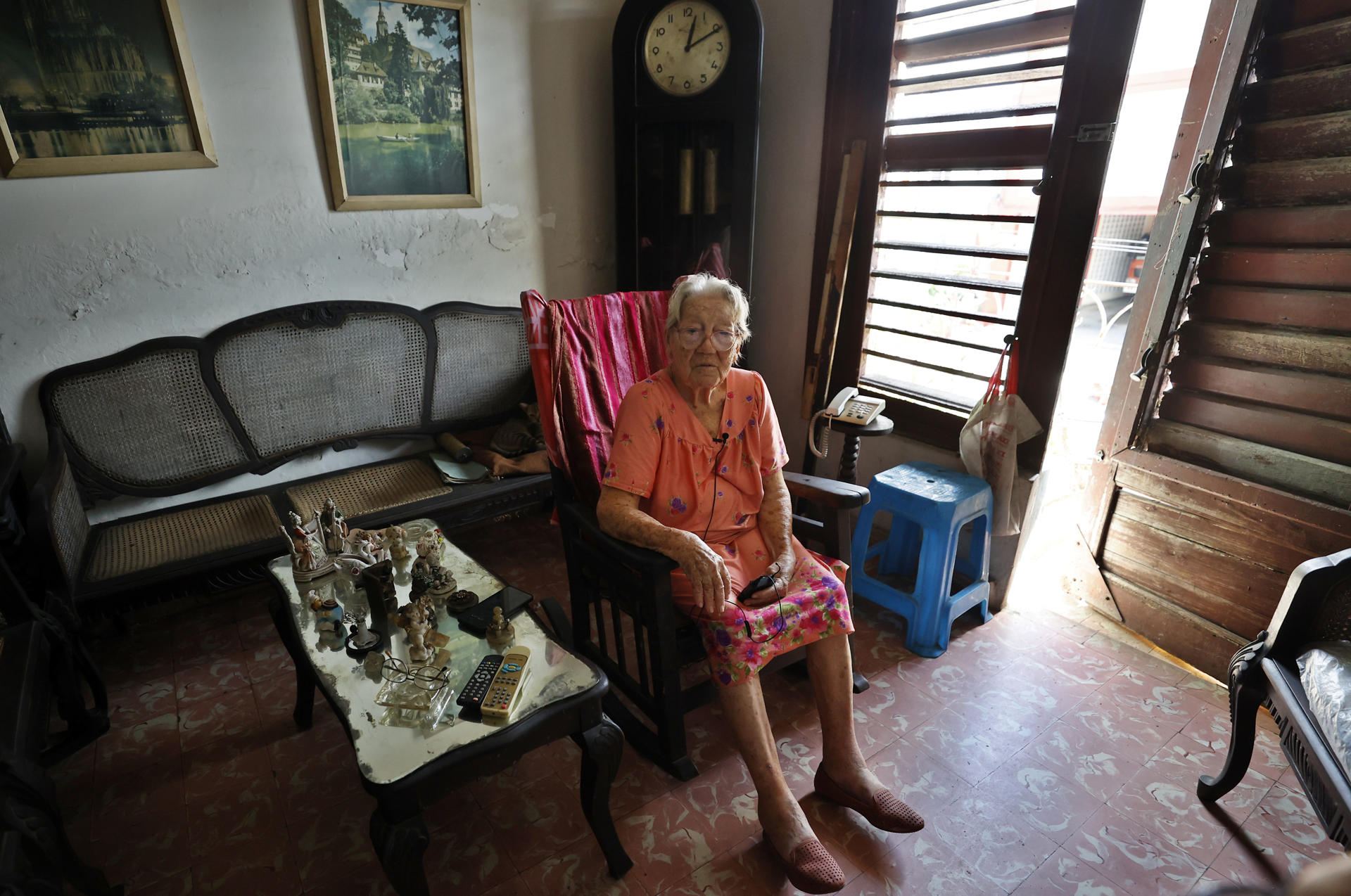 Teresa García, una mujer cubana de 94 años, en el salón de su casa en Pinar del Río (Cuba). EFE/ Ernesto Mastrascusa
