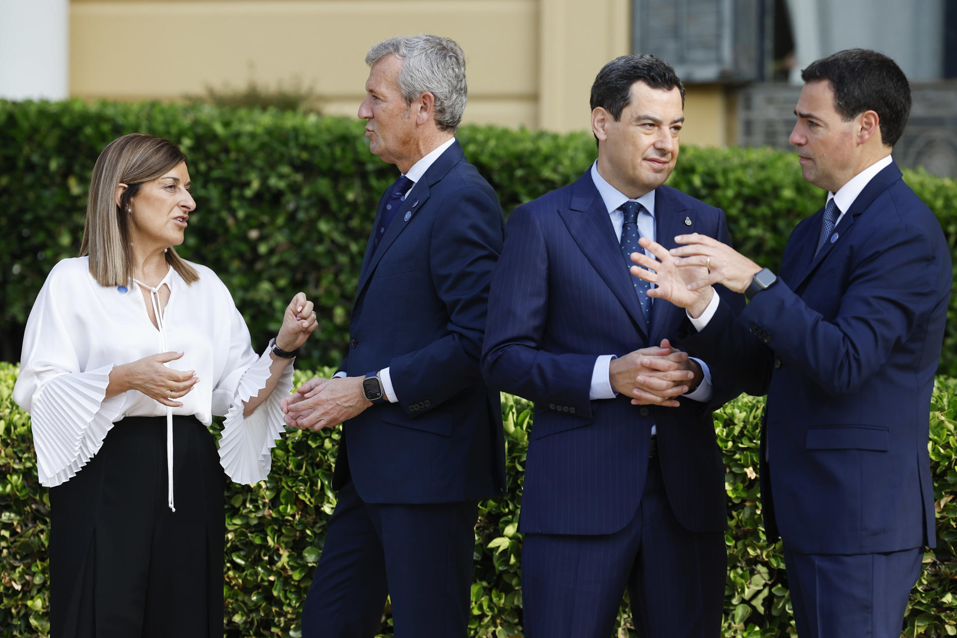 La presidenta de Cantabria, María José Sáenz de Buruaga (i) junto al presidente de la Xunta, Alfonso Rueda (2i), el presidente de Andalucía, Juanma Moreno (2d) y el lendakari Imanol Pradales (d) a su llegada a la XXVIII Conferencia de Presidentes que se celebra este viernes en el Palau de Pedralbes, en Barcelona. EFE/ Alberto Estevez