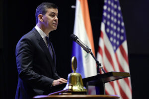 El presidente de Paraguay, Santiago Peña, habla durante la LXV Conferencia de Jefes de las Fuerzas Aéreas Americanas (Conjefamer 2025), del Sistema de Cooperación entre las Fuerzas Aéreas Americanas (Sicofaa) este martes, en Luque (Paraguay). EFE/ Juan Pablo Pino
