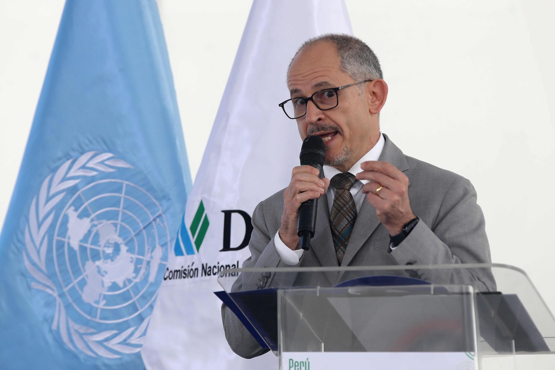 El Embajador de la Unión Europea en Perú, Jonthan Hatwell, habla durante la presentación del 'Reporte de Monitoreo de Cultivos de Coca-2024' este viernes, en la Oficina de Naciones Unidas Contra la Droga y el Delito (Unodc) en Lima. EFE/Paolo Aguilar