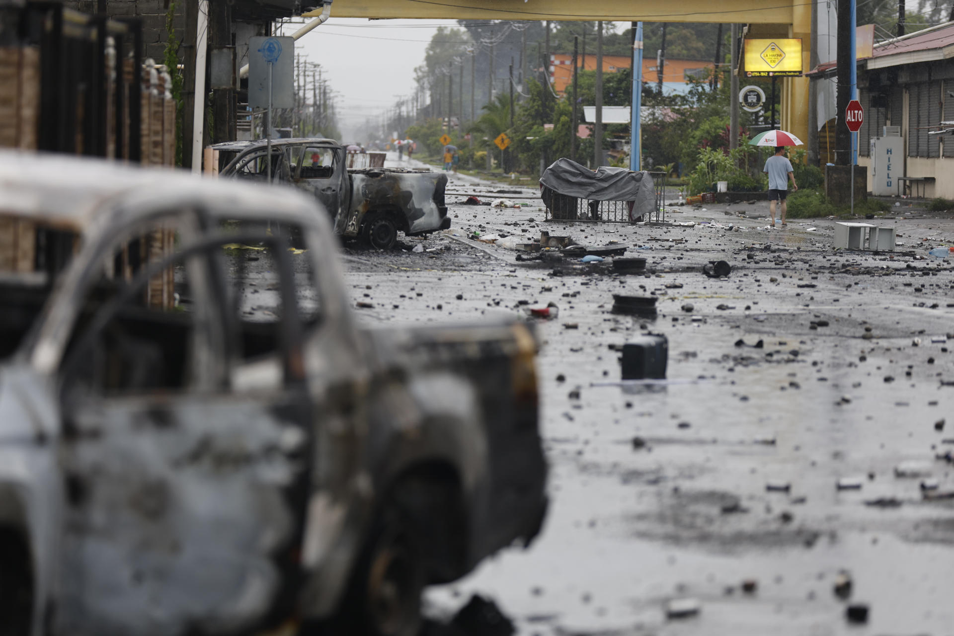 Fotografía de vehículos quemados sobre una calle bloqueada durante una jornada de manifestaciones este sábado, en Changuinola en Bocas del Toro (Panamá). EFE/ Bienvenido Velasco