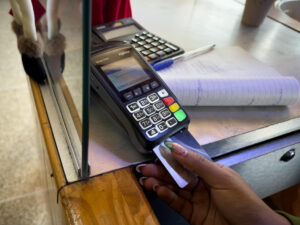 Una mujer cobra a un cliente un pago con tarjeta. EFE/ Rayner Peña R.