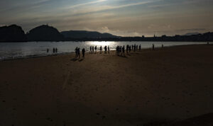 Un grupo de jóvenes hace ejercicio a primera hora de este miércoles en la playa de Ondarreta de San Sebastián. EFE/Javier Etxezarreta