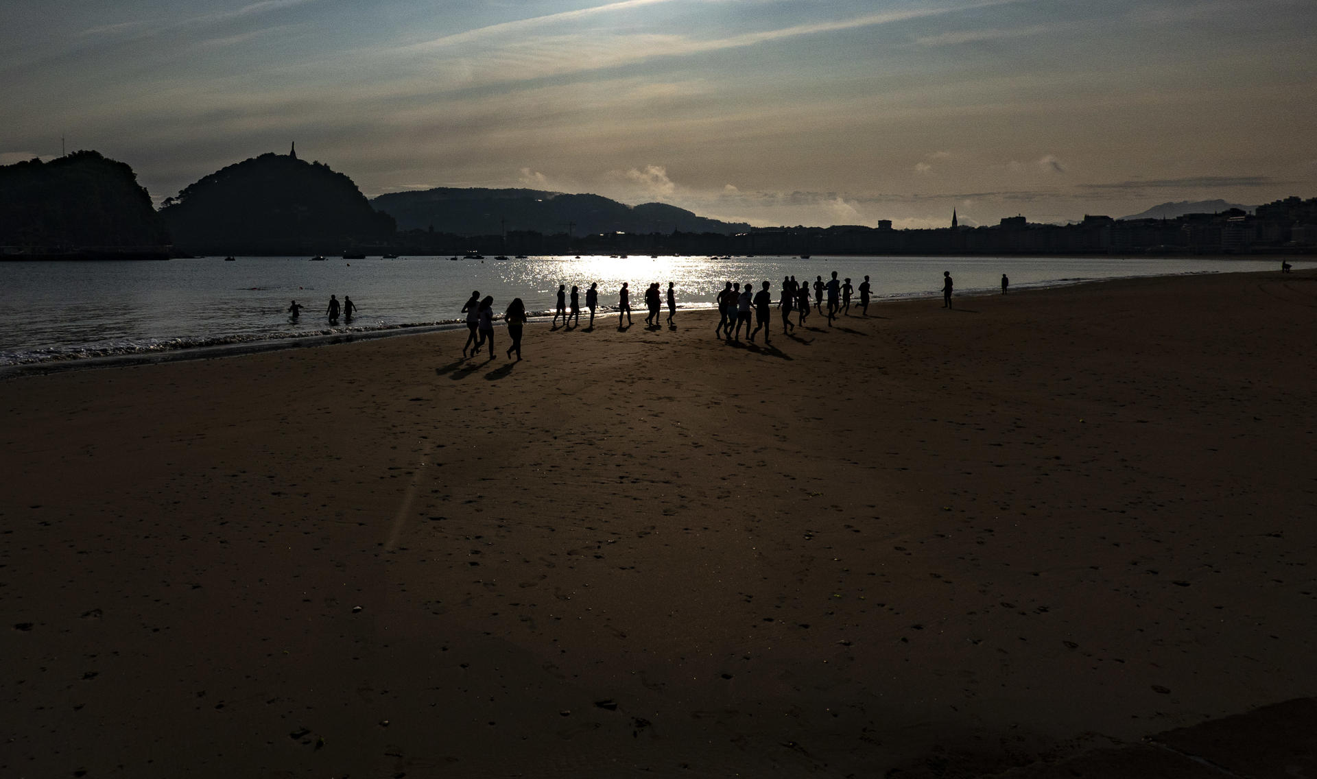 Un grupo de jóvenes hace ejercicio a primera hora de este miércoles en la playa de Ondarreta de San Sebastián. EFE/Javier Etxezarreta