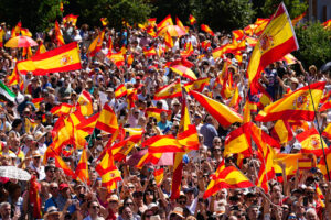 Cientos de asistentes a la concentración convocada por el Partido Popular contra el Gobierno de Pedro Sánchez bajo el lema 'Democracia o mafia' este domingo en la Plaza España de Madrid. EFE/Borja Sanchez-Trillo