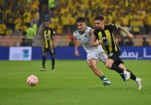 El jugador del Al-Ittihad Igor Coronado (d) en acción Gabri Veiga Al-Ahli  en Yeda, Arabia Saudita. EFE/EPA/STR/Archivo
