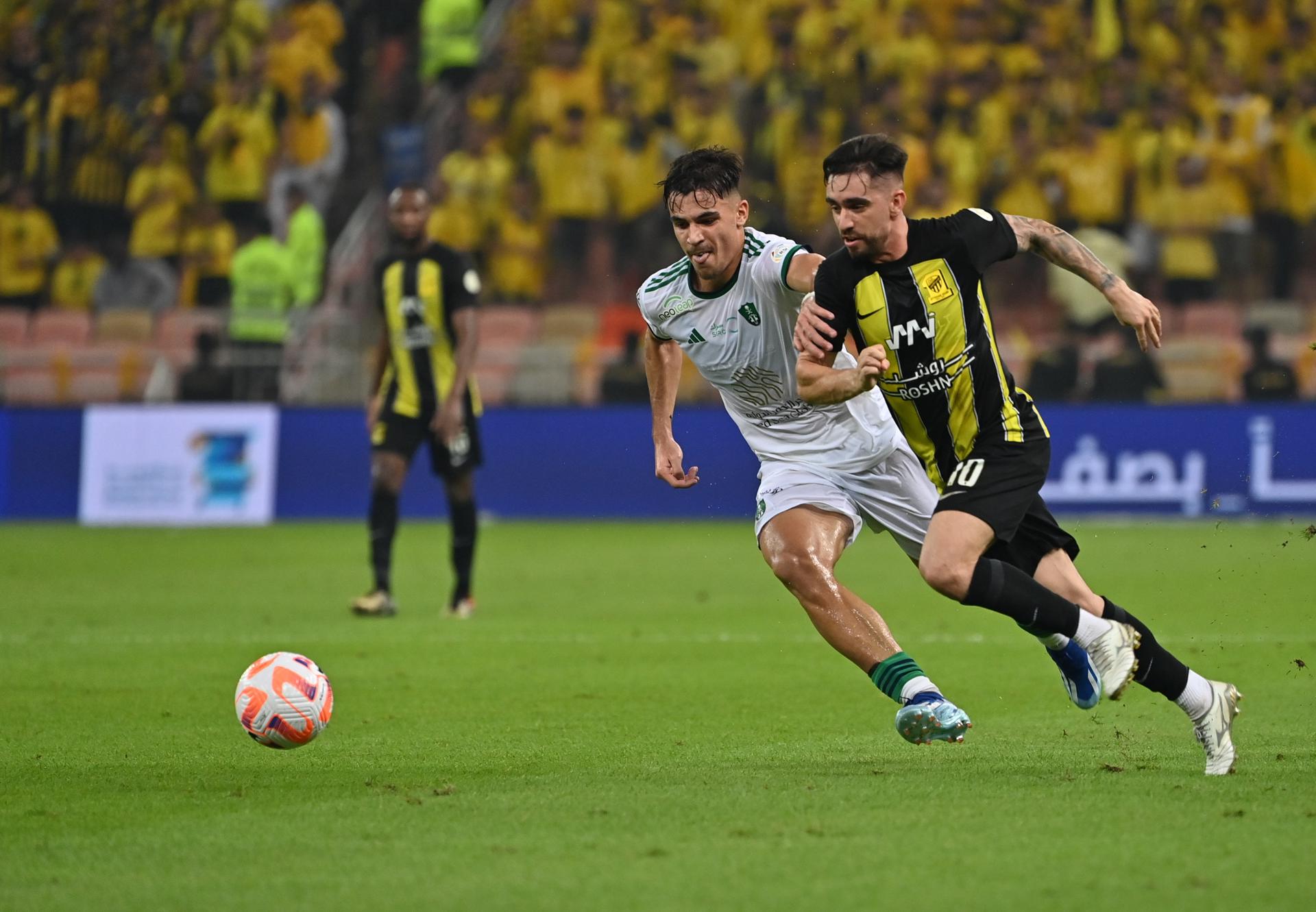El jugador del Al-Ittihad Igor Coronado (d) en acción Gabri Veiga Al-Ahli  en Yeda, Arabia Saudita. EFE/EPA/STR/Archivo