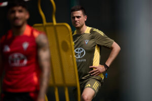 El entrenador del CD Mirandés Alessio Lisci dirige un entrenamiento un entrenamiento en foto de archivo de David Pérez Cejuela