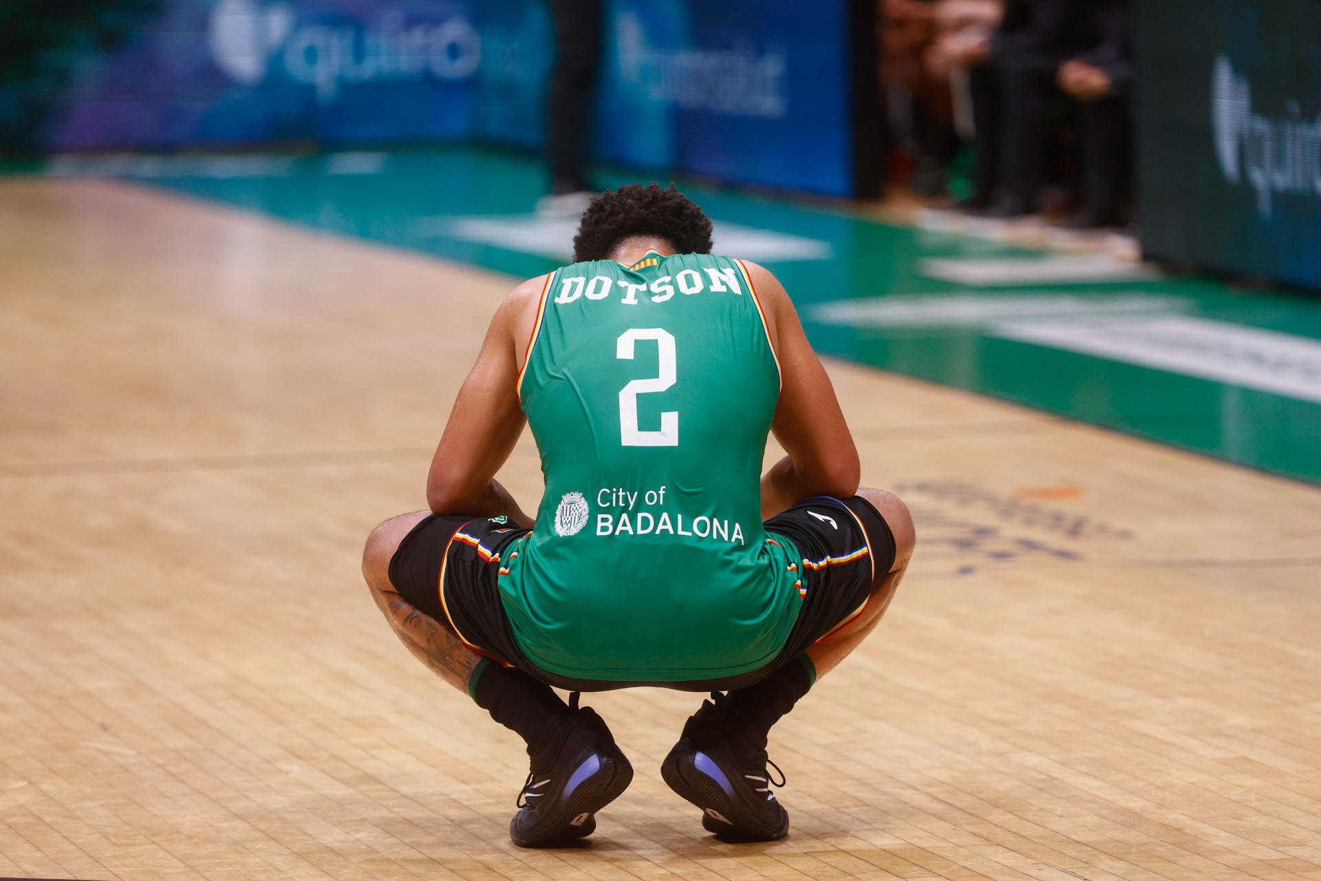 El base norteamericano del Joventut de Badalona Devon Dotson se lamenta, durante el segundo partido de los cuartos de final de la Liga Endesa de baloncesto que Joventut y La Laguna Tenerife han disputado este miércoles en el Pabellón Olímpico de Badalona. EFE/Quique García