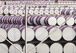 Fotografía de archivo que muestra barriles de petróleo almacenados en un depósito en Yakarta, Indonesia. EFE/Bagus Indahono
