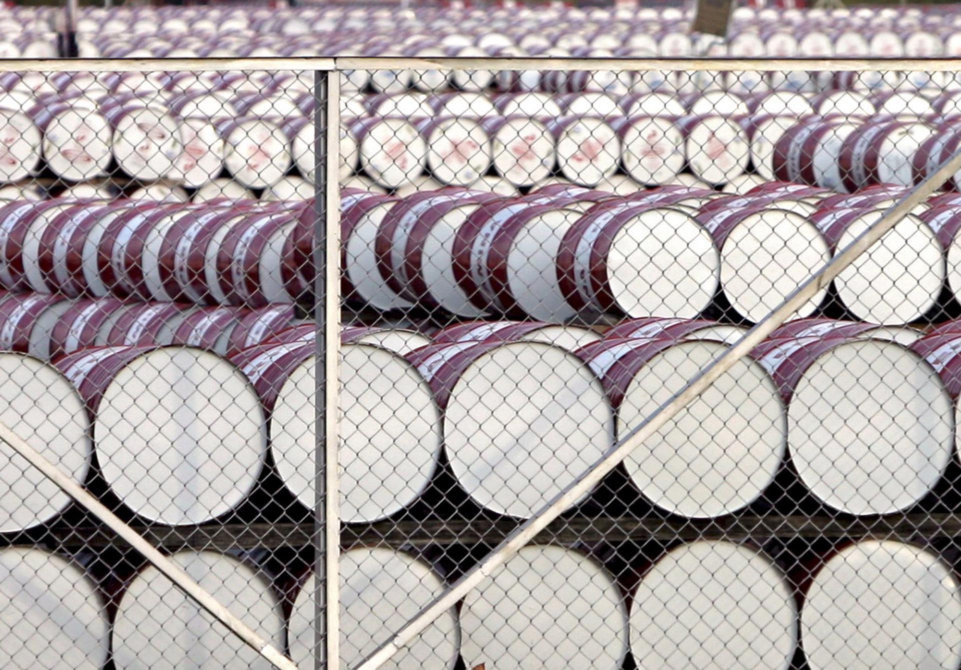 Fotografía de archivo que muestra barriles de petróleo almacenados en un depósito en Yakarta, Indonesia. EFE/Bagus Indahono