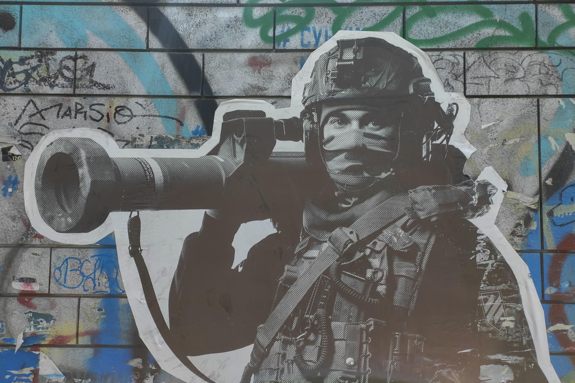 Imagen de archivo de un grafiti de un soldado ucraniano en una calle de Kiev.EFE/ Rostyslav Averchuk