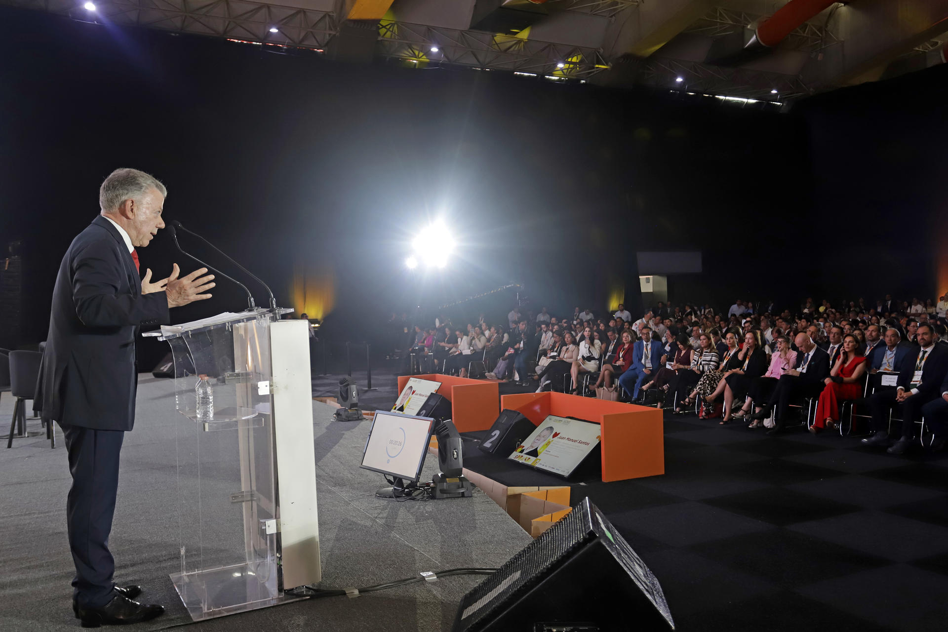 El expresidente de Colombia y Nobel de La Paz, Juan Manuel Santos, habla en la conferencia 'La Batalla contra la Pobreza', durante el Smart City Expo Latam Congress en el Centro Expositor de Puebla (México). EFE/ Hilda Ríos
