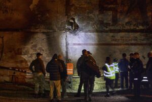 Vecinos inspeccionan un muro dañado en el lugar de un ataque con drones en Járkov, en el noreste de Ucrania, el 5 de junio de 2025.EFE/EPA/SERGEY KOZLOV