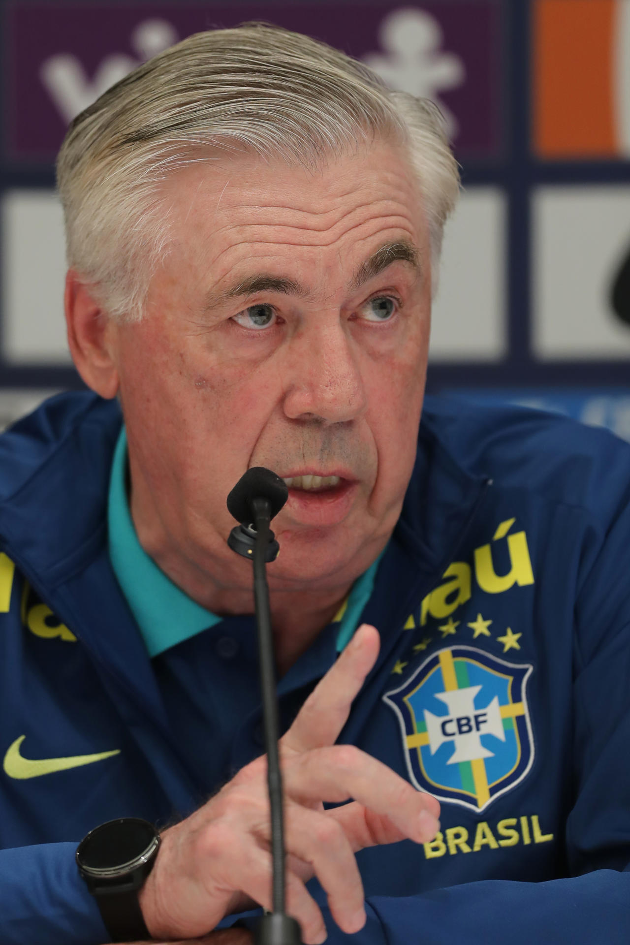 El entrenador de la selección de Brasil, Carlo Ancelotti, habla durante una rueda de prensa en Guayaquil (Ecuador). EFE/ José Jacome