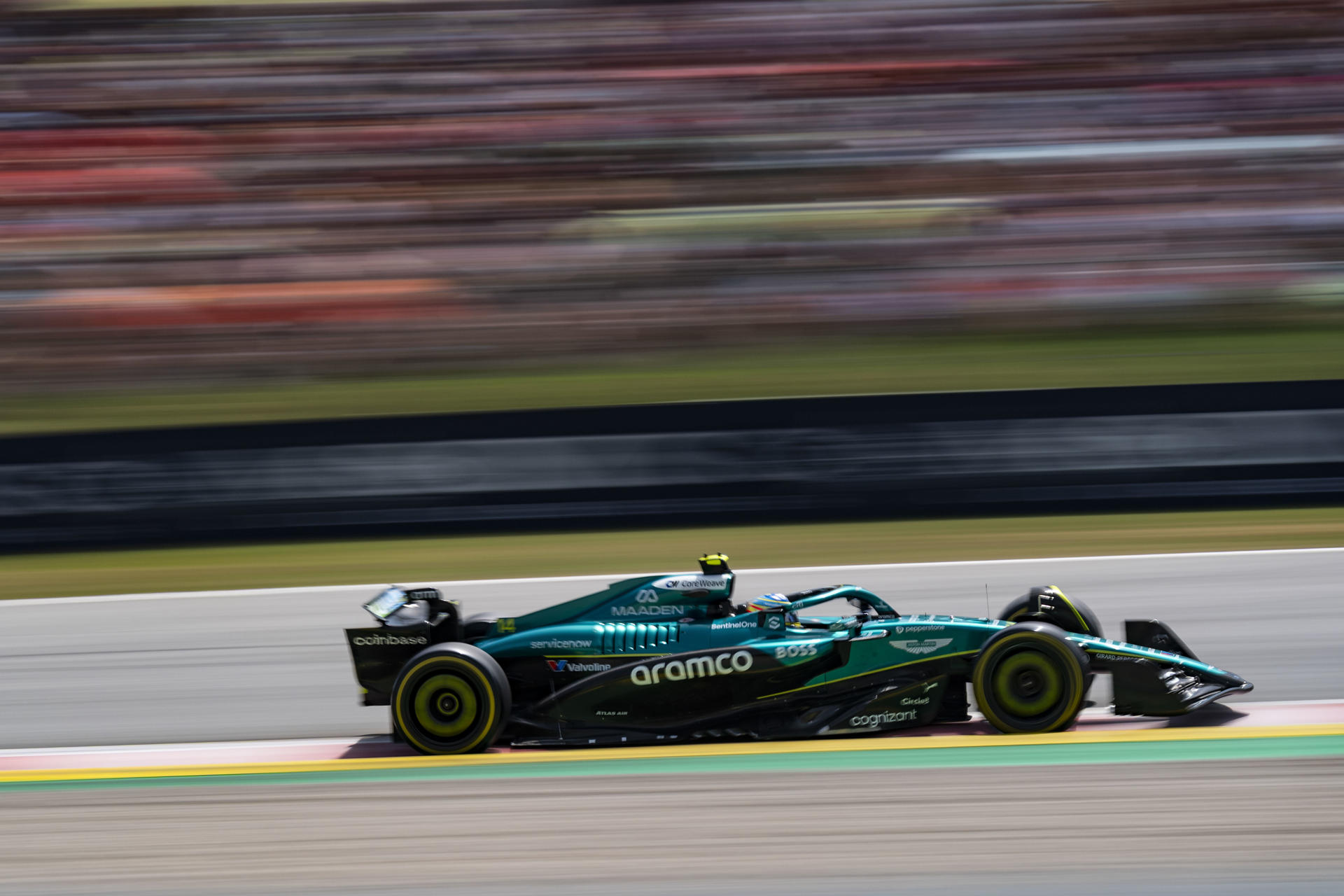 El piloto español del equipo Aston Martin Fernando Alonso, durante el Gran Premio de España de Fórmula Uno, este domingo en el circuito de Barcelona-Cataluña, en Montmeló (Barcelona).- EFE/ Siu Wu