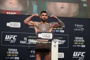 El hispanogeorgiano Ilia Topuria posa durante la sesión de pesaje este viernes en el T-Mobile Arena en Las Vegas (Estados Unidos). EFE/Octavio Guzmán