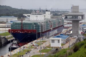 Fotografía de archivo, tomada el 26 de junio de 2016, del paso inaugural del buque Cosco Shipping Panamá por la esclusa de Agua Clara del ampliado Canal de Panamá, en la capital panameña. EFE/Alejandro Bolívar