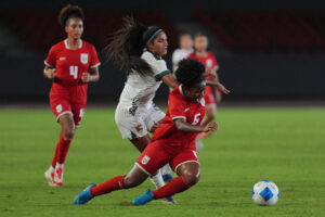 La panameña Deysiré Salazar (d) supera la marca de la boliviana Erica Salvatierra durante el partido amistoso que las centroamericanas ganaron este lunes por 5-1 en el estadio Rommel Fernández de Ciudad de Panamá . EFE/ Alexis Quiróz