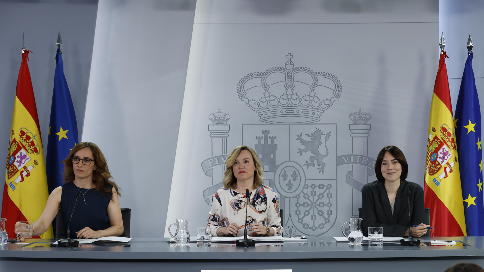 Las ministras de Sanidad, Mónica García (i); de Educación, Formación Profesional y Deportes y portavoz del Gobierno, Pilar Alegría (c) y Ciencia, Diana Morant (d) durante la rueda de prensa posterior a la reunión del Consejo de Ministros, este martes en el Palacio de la Moncloa. EFE/ JJ. Guillén