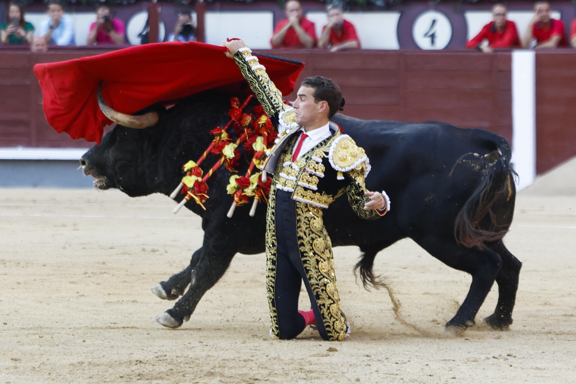 El diestro Fernando Adrián en la faena a su segundo toro durante la Corrida de la Beneficencia, que se celebra este domingo en la Monumental de Las Ventas, en Madrid. EFE/Juanjo Martín