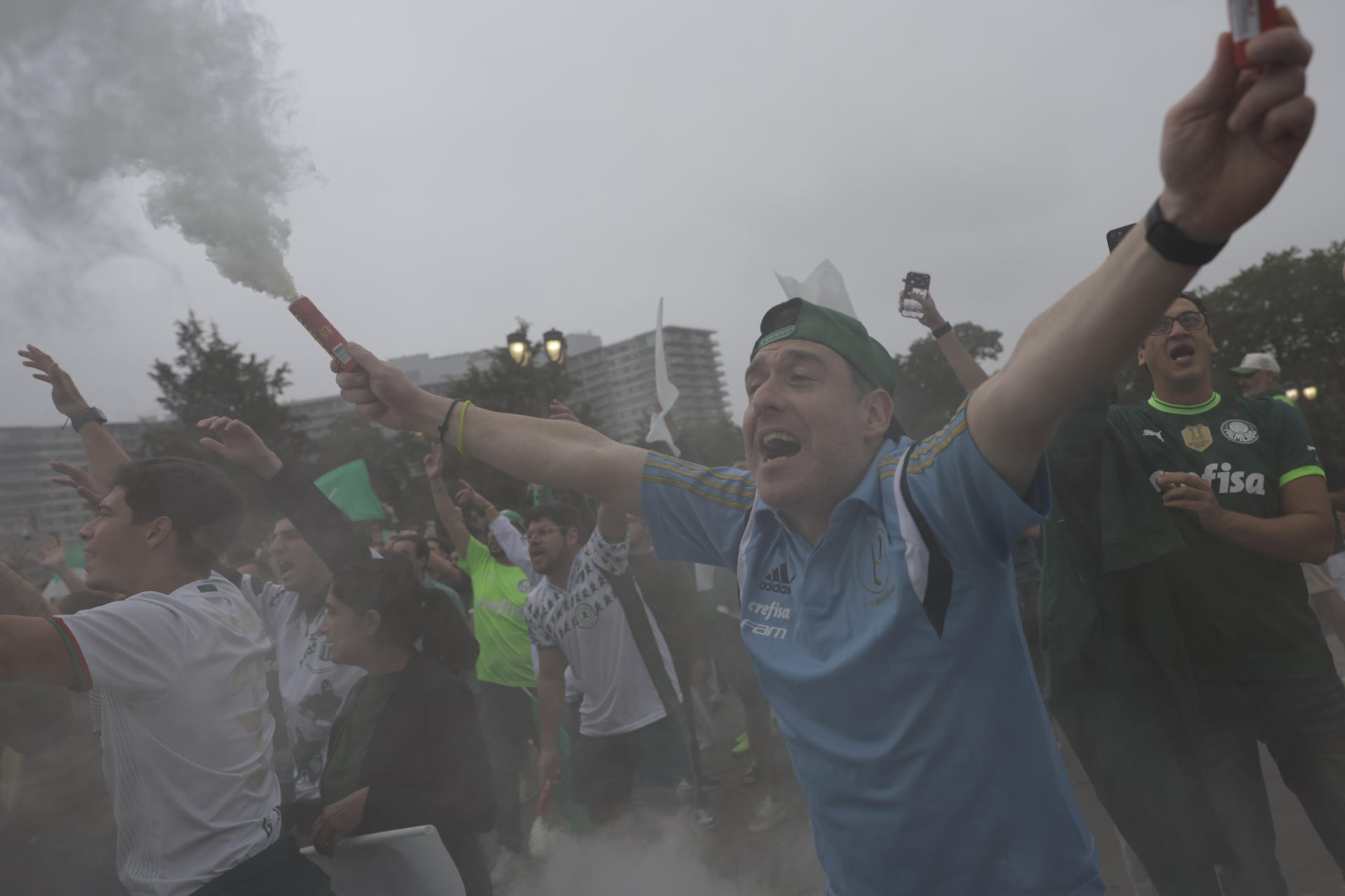Aficionados de Palmeiras animan a su equipo frente a la estatua del boxeador Rocky Balboa en Filadelfia (Estados Unidos). EFE/ Andre Coelho
