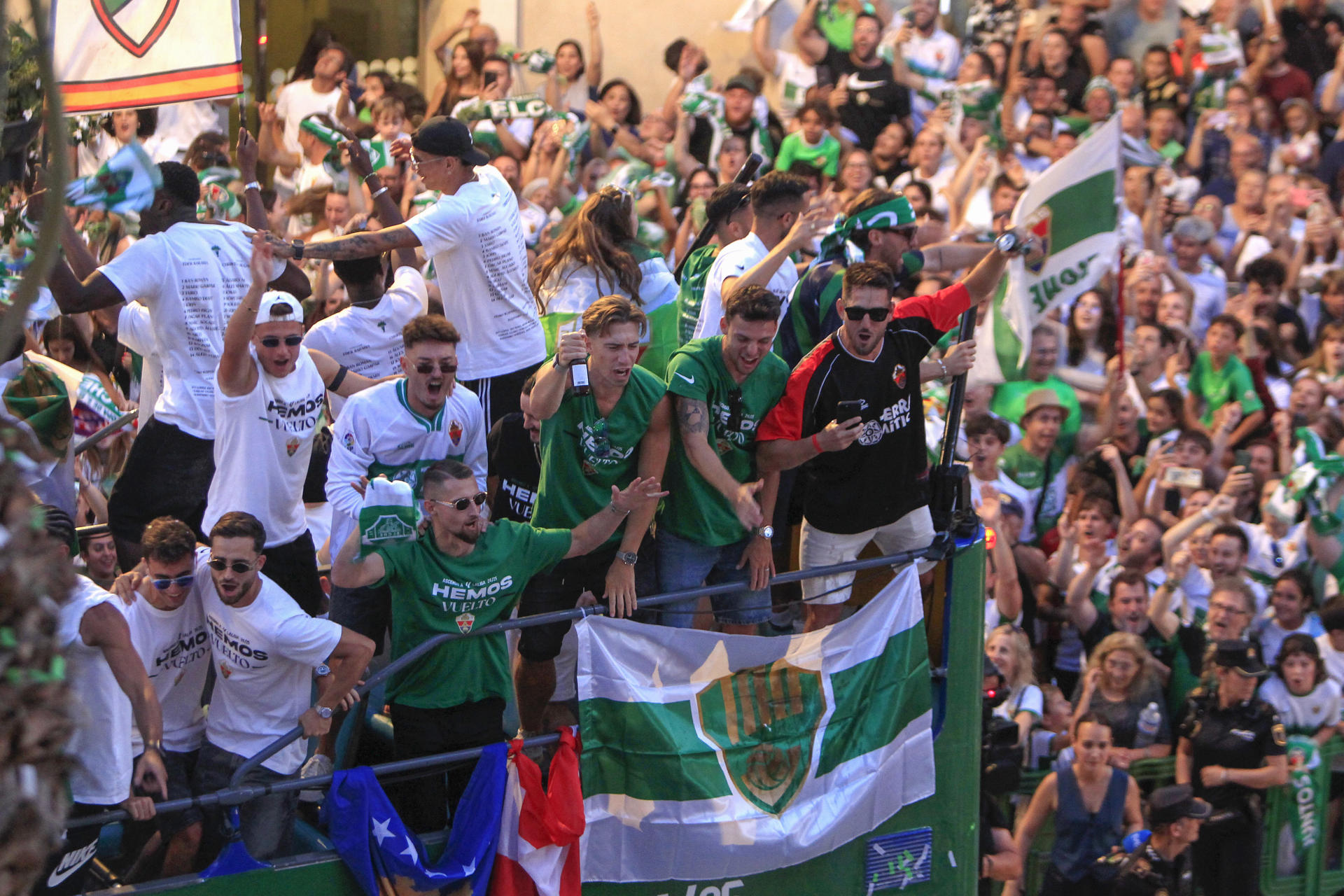 Jugadores del Elche durante su recorrido hoy lunes por las calles de la localidad alicantina celebrando el ascenso a Primera División. EFE/Morell.