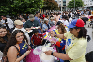 Un encuentro intercultural en Ames (A Coruña), uno de los ayuntamientos gallegos que más población joven gana, permite la degustación gratuita este sábado de platos típicos de Venezuela, Perú, Colombia, Guatemala, Guinea Ecuatorial, Marruecos, Egipto, Siria y Cabo Verde. EFE/ Lavandeira Jr