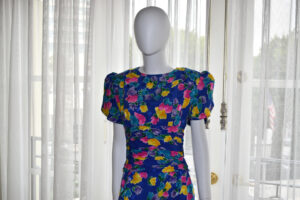 Fotografía de un vestido de seda azul con estampado floral diseñado por Belville Sassoon y que perteneció a la princesa Diana este martes, exhibido durante la subasta 'Princess Diana's Style & A Royal Collection' en Los Ángeles, California (Estados Unidos). EFE/ Mónica Rubalcava