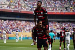 Danilo (arriba) celebra el gol de la remontada de Flamengo, que este viernes derrotó por 3-1 a Chelsea y encarriló en la segunda jornada del Grupo D del Mundial de Clubes su paso a los octavos de final en la ciudad de Filadelfia. EFE/EPA/WILL OLIVER