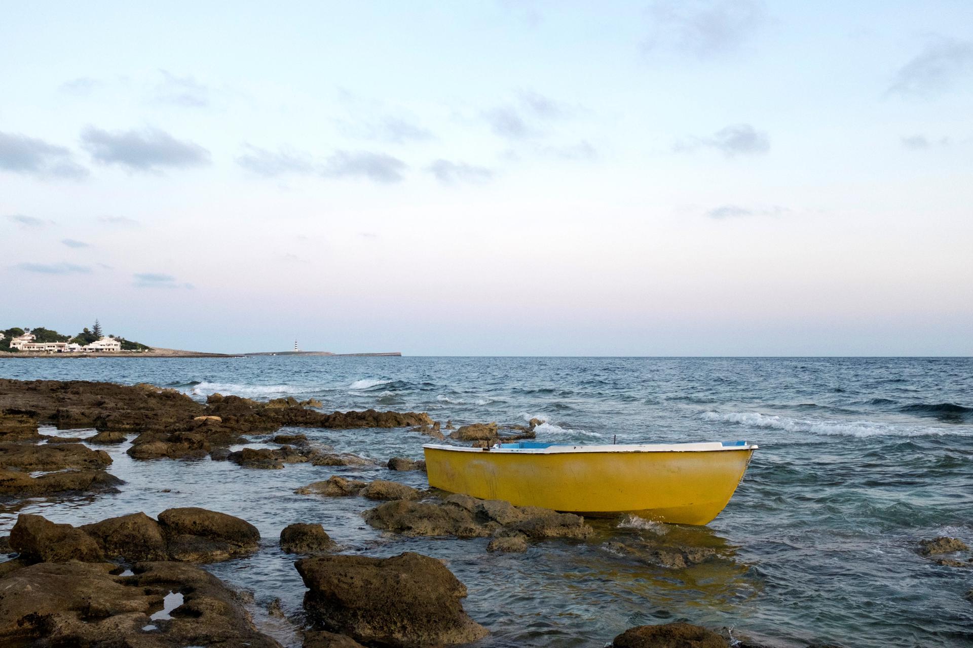 Un total de 161 inmigrantes han sido rescatados o detenidos en tierra a lo largo de este viernes, después de llegar a bordo de ocho pateras a Formentera o al sur de Mallorca. EFE/ David Arquimbau Sinstes
