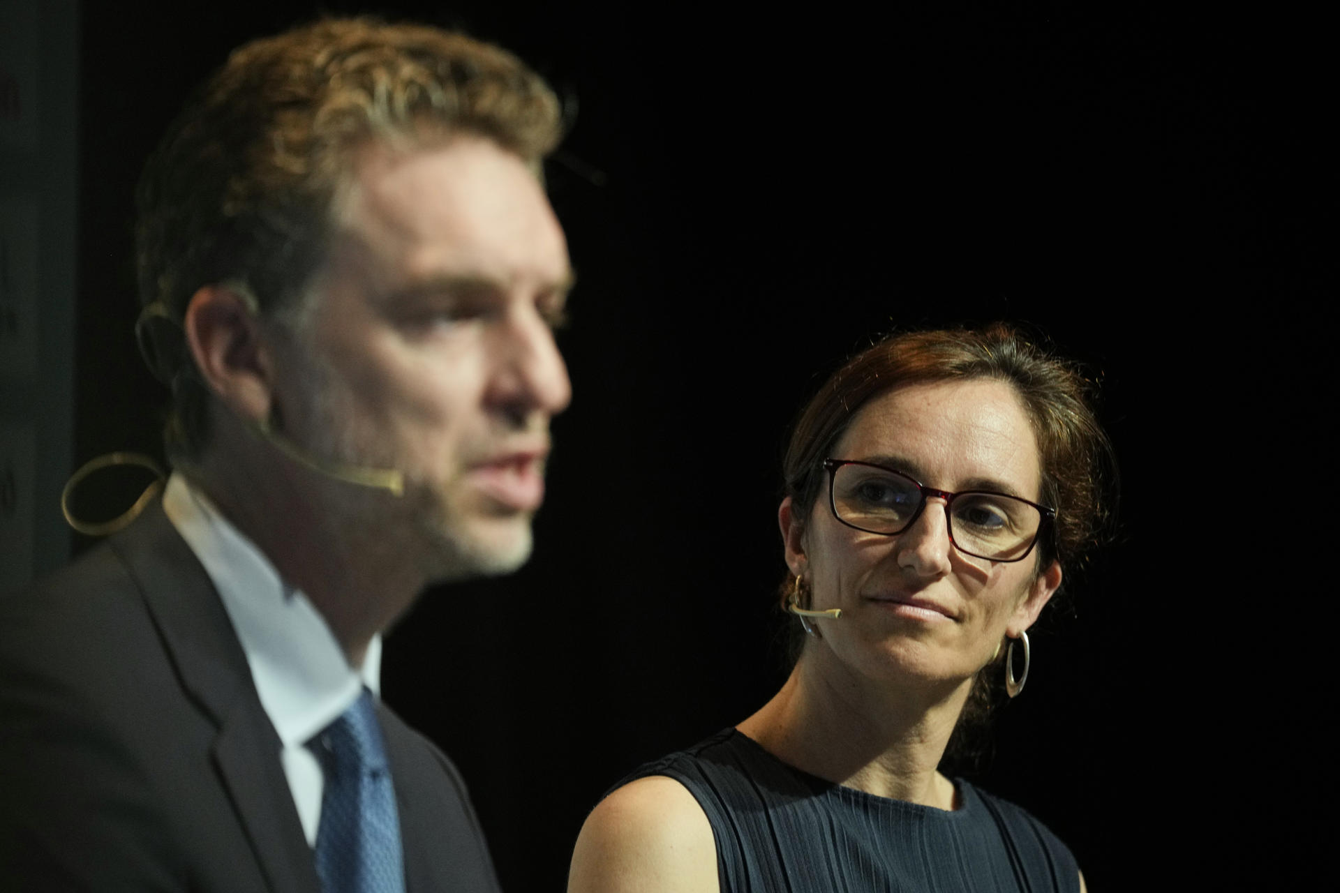 El exdeportista Pau Gasol (i) y la ministra de Sanidad, Mónica García (d), participan en un acto en el que la Gasol Foundation ha presentado este lunes los resultados del Estudio PASOS Longitudinal (2022-2025), que analiza los hábitos de actividad física, alimentación, sueño, uso de pantallas y bienestar emocional de los niños.EFE/ Alejandro García