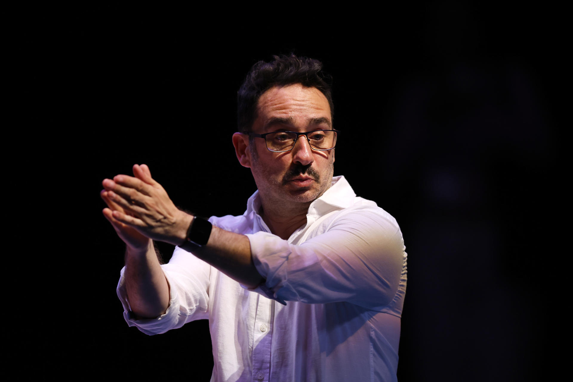 El cineasta español Juan Antonio Bayona fue captado este domingo, 8 de junio, durante la conferencia magistral ‘Luz en la oscuridad’, en el marco del 40 Festival Internacional de Cine en Guadalajara (FICG), en la capital del estado de Jalisco (México). EFE/Francisco Guasco