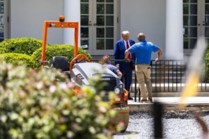 El presidente de Estados Unidos, Donald Trump, habla con los trabajadores que están pavimentando el jardín de rosas de la Casa Blanca. EFE/Jim Lo Scalzo
