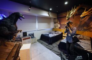 La nueva sala 'Godzilla vs King Ghidorah' en el Hotel Gracery Shinjuku en Tokio, el 24 de junio de 2025. EFE/EPA/FRANCK ROBICHON