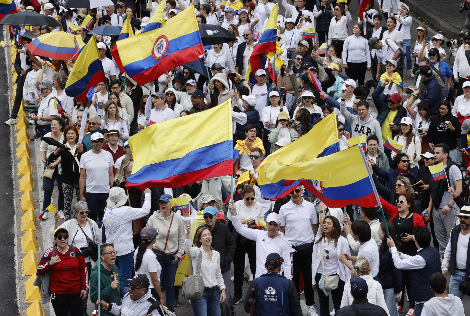 Personas participan en una caminata por la paz y en apoyo al senador Miguel Uribe Turbay este domingo, en Bogotá (Colombia). EFE/ Mauricio Dueñas Castañeda