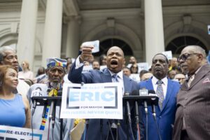 El alcalde de Nueva York, Eric Adams, participa en un mitin con sus simpatizantes, donde lanzó su campaña de reelección en las escalinatas de la Alcaldía, en Nueva York (EE. UU.) EFE/EPA/JUSTIN LANE