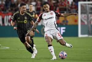 Allan (d), del Flamengo, en acción durante el partido de la Copa Mundial de Clubes de la FIFA 2025 entre Los Angeles FC y Flamengo en Orlando, Florida (EE.UU.). EFE/MIGUEL RODRIGUEZ