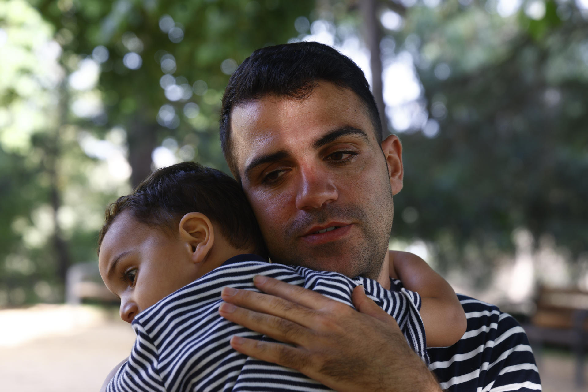 El gazatí Mahmoud Khdair juega con su hijo Hasan, con cáncer y nacido poco antes del fatídico 7 de octubre de 2023, explica a EFE cómo tuvieron que tomar la difícil decisión de dejar atrás a sus cónyugues y trasladarse a España, desde donde ve con amargura la destrucción de su tierra. EFE/ Quique García
