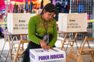 Una persona vota en las elecciones judiciales este domingo, en San Juan Chamula en (México). EFE/ Carlos López