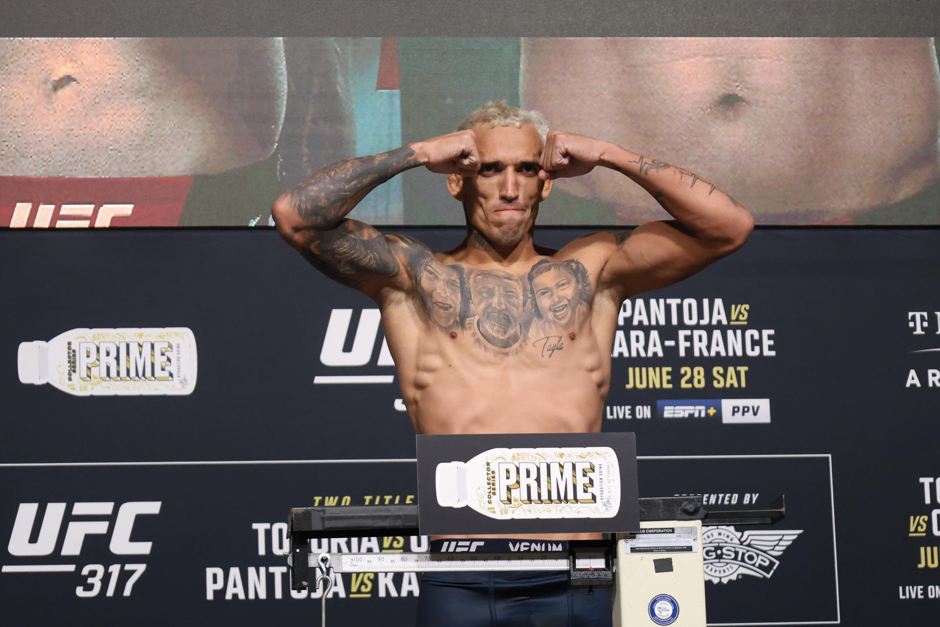 El brasileño Charles Oliveira durante el pesaje en el T-Mobile Arena en Las Vegas (Estados Unidos) antes del esperado combate en UFC 317 con Ilia Topuria. EFE/Octavio Guzmán