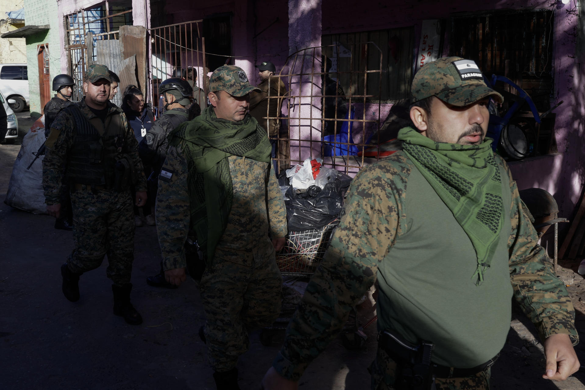 Integrantes de la Policía Antinarcóticos de Paraguay participan en el operativo 'Dominatus' este miércoles en el barrio Ricardo Brugada, en Asunción (Paraguay). EFE/ Juan Pablo Pino