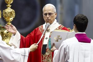 El papa León XIV en la misa celebrada este domingo en la basílica de San Pedro con ocasión de la festividad de los santos Pedro y Pablo, patronos de Roma.EFE/EPA/ANGELO CARCONI