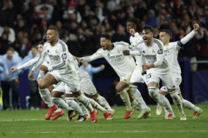 Los jugadores del Real Madrid celebran su pase a cuartos tras derrotar en la tanda de penaltis al Atlético de Madrid. EFE/Archivo/ Juanjo Martín